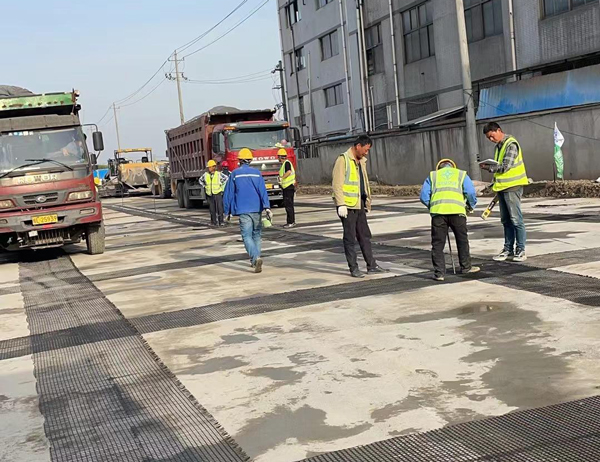 宿城老材料的新故事：玻璃纤维土工格栅如何在‘白改黑’浪潮中重获新生？